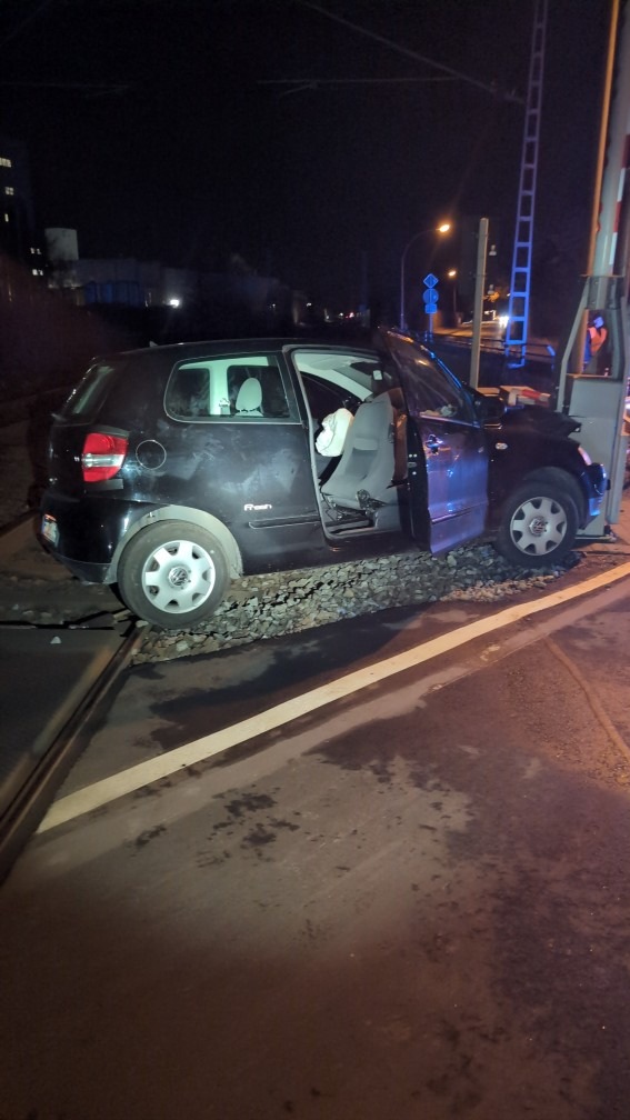 POL-CUX: Verkehrsunfall an Bahnübergang in Loxstedt sorgt für hohen Sachschaden und Gleissperrung (Foto im Anhang)