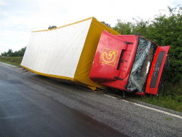 POL-SE: BAB 21/Höhe Abfahrt Leezen - Umgekippter Lastwagen