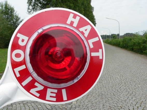 Bundespolizeidirektion München: Schwester hilft - Auto bleibt trotzdem stehen