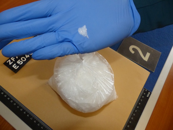 ZOLL-DD: 1,3 Kilogramm Crystal, eine scharfe Schusswaffe und 68.000 Euro sichergestellt