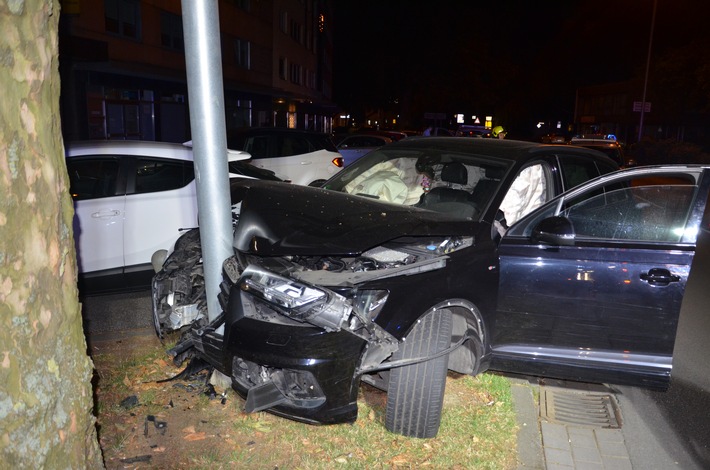 POL-HF: Kontrolle über Audi verloren- Pkw prallt frontal gegen Straßenschild