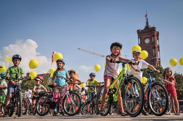 &quot;Platz da für die nächste Generation!&quot; Die Kidical Mass erobert mit ihren bunten Fahrraddemos die Straßen in über 90 Städten im ganzen Land und darüber hinaus