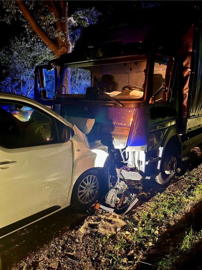 FW-OLL: PKW kollidiert mit LKW - Feuerwehr sichert die Einsatzstelle