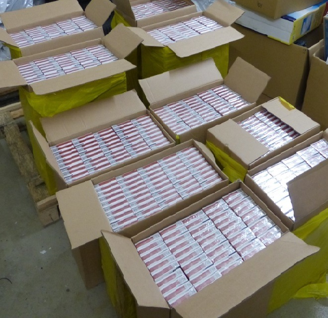 ZOLL-DD: Auf frischer Tat gestellt: Zollfahnder greifen bei der Anlieferung von 100.000 Schmuggelzigaretten zu