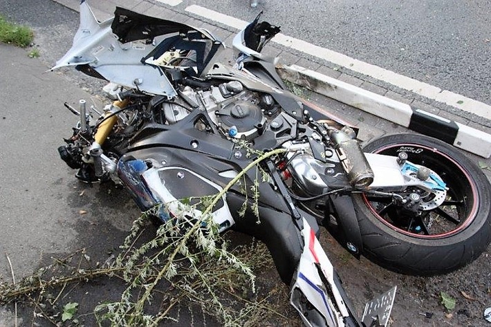 POL-BI: Motorradfahrer bei Verkehrsunfall schwer verletzt