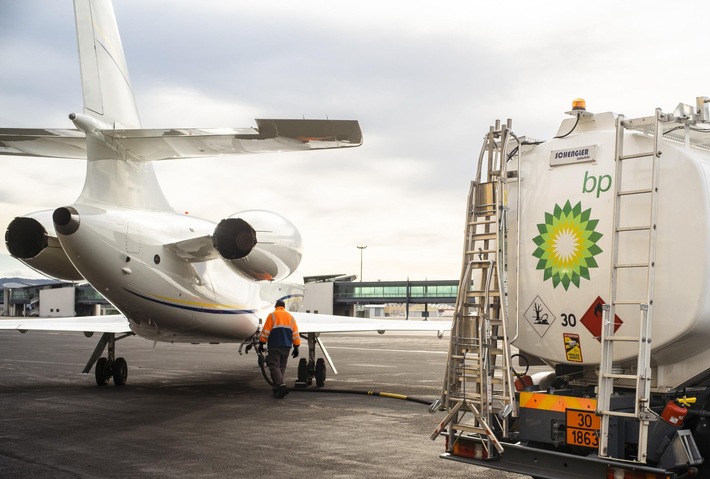 bp Pressemitteilung: Air bp kooperiert mit ExecuJet am GA-Terminal Berlin Brandenburg