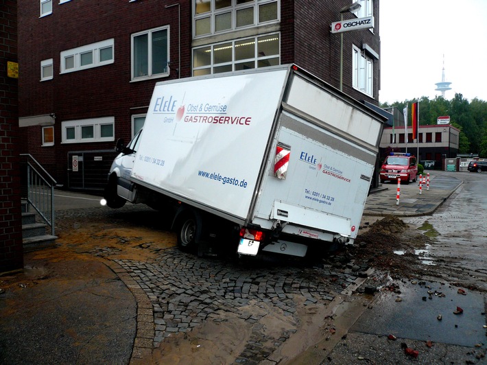 FW-E: Riss in Wasserleitung lässt Lieferwagen stranden
