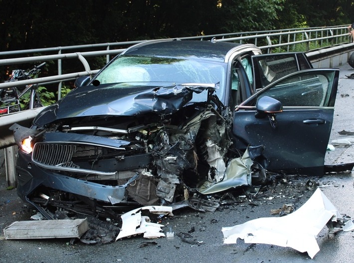 POL-MI: Schwerer Unfall zwischen Volvo und Audi auf der B 239