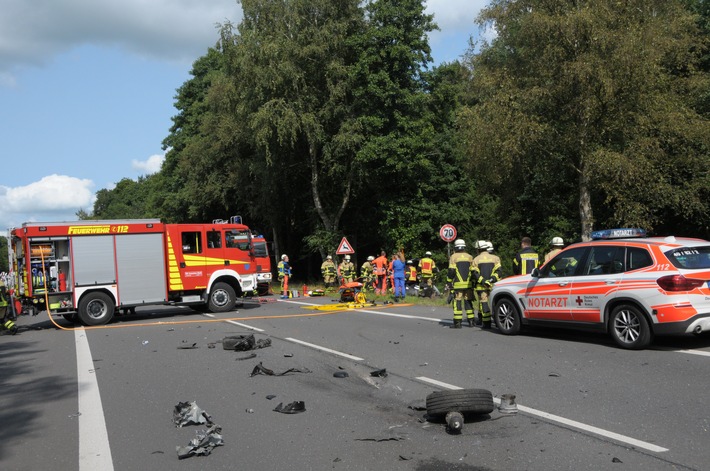 FW-LK Leer: Dutzende "Gaffer" nach schwerem Verkehrsunfall