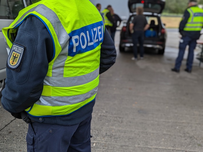 Bundespolizeidirektion München: Zwei Haftbefehle nach mehreren Jahren vollstreckt - Grenzkontrollen in Waidhaus enden für zwei Straftäter im Gefängnis