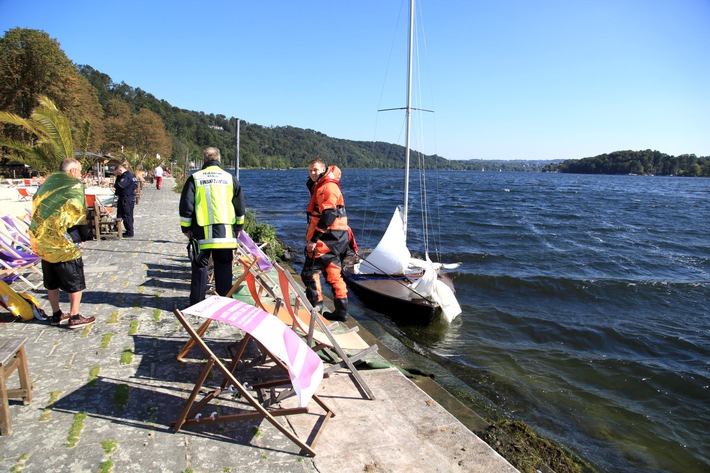 FW-E: Segelboot gekentert, Mastspitze steckt im Schlamm fest, 71-jähriger Wassersportler hält sich an Bordwand fest