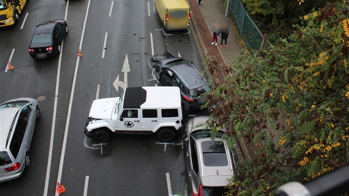 POL-OB: Pkw in Gegenverkehr: Mehrere Beteiligte bei Verkehrsunfall