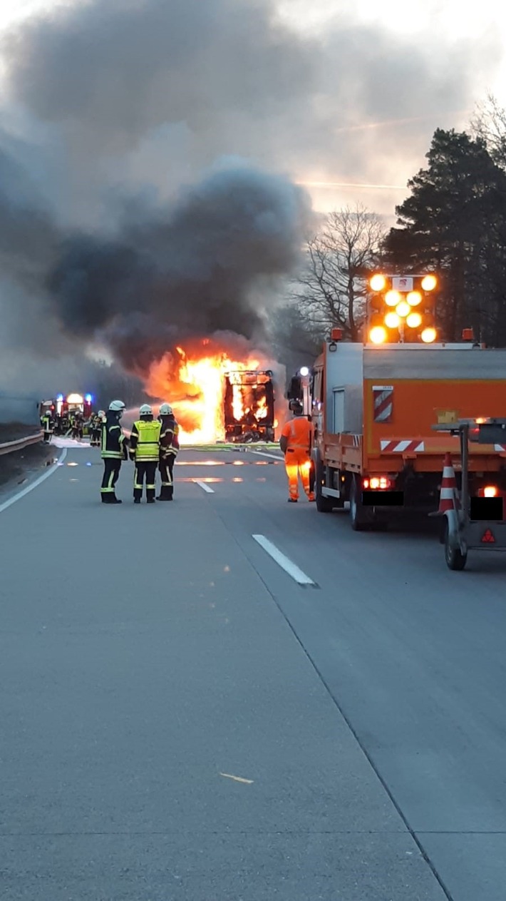 POL-PDKL: A6/Enkenbach-Alsenborn, Reisebus geht in Flammen auf