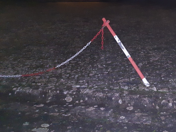 POL-PDKL: Begrenzungspoller beschädigt - Unfallflucht