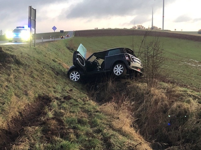 POL-PDKL: Aufgrund spiegelglatter Fahrbahn überschlagen