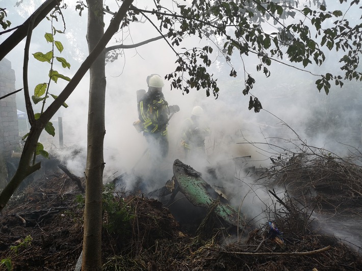 FW-BO: Brand in einer Gartenanlage in Bochum-Wattenscheid