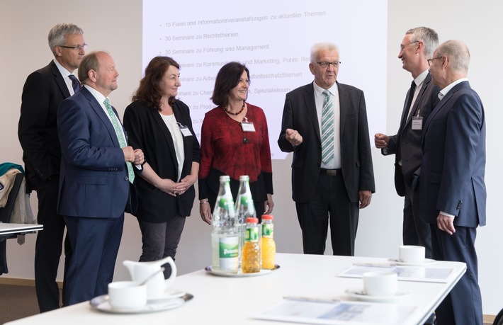 Akademie für die chemische und pharmazeutische Industrie in Baden-Baden: Ministerpräsident Kretschmann gratuliert zur Eröffnung der Weiterbildungeinrichtung