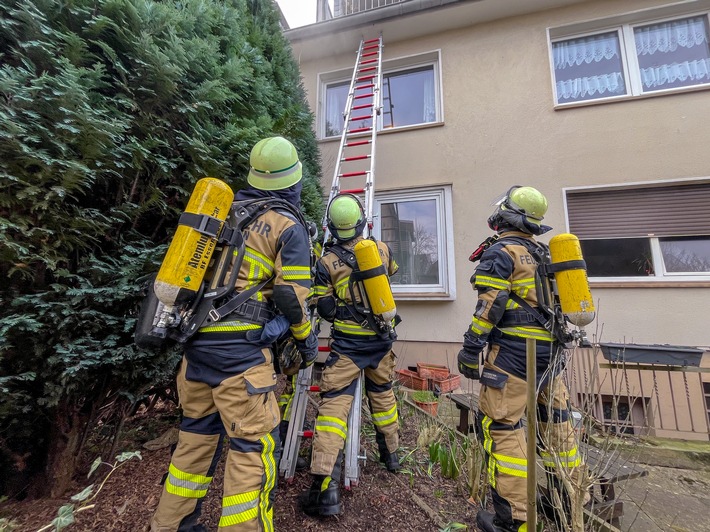 FW-E: Zimmerbrand durch Akku in Essen-Borbeck - eine Person verletzt