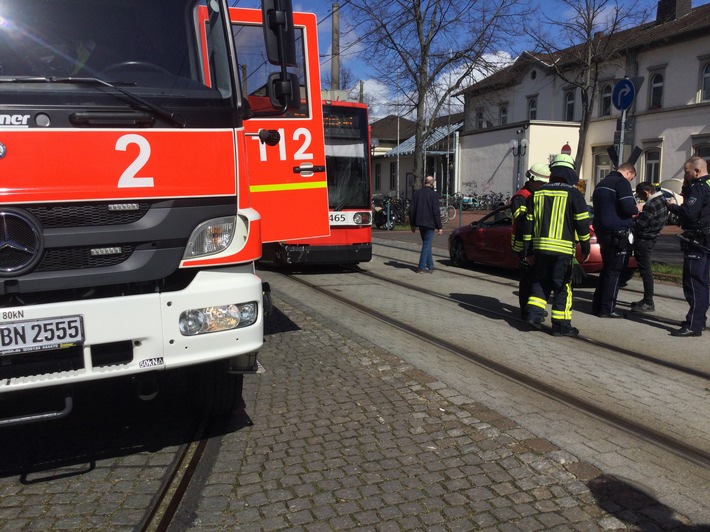FW-BN: Unfall zwischen Straßenbahn und PKW
