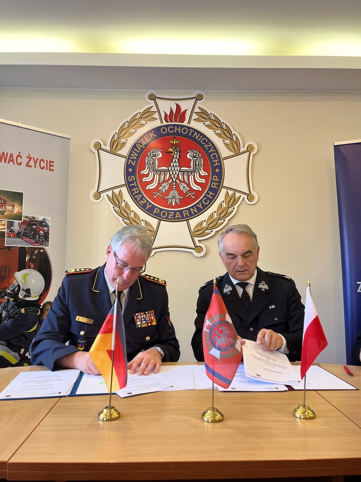 Deutsch-polnische Zusammenarbeit weiter gestärkt / Deutscher Feuerwehrverband erneuert Vereinbarung mit polnischem Pendant