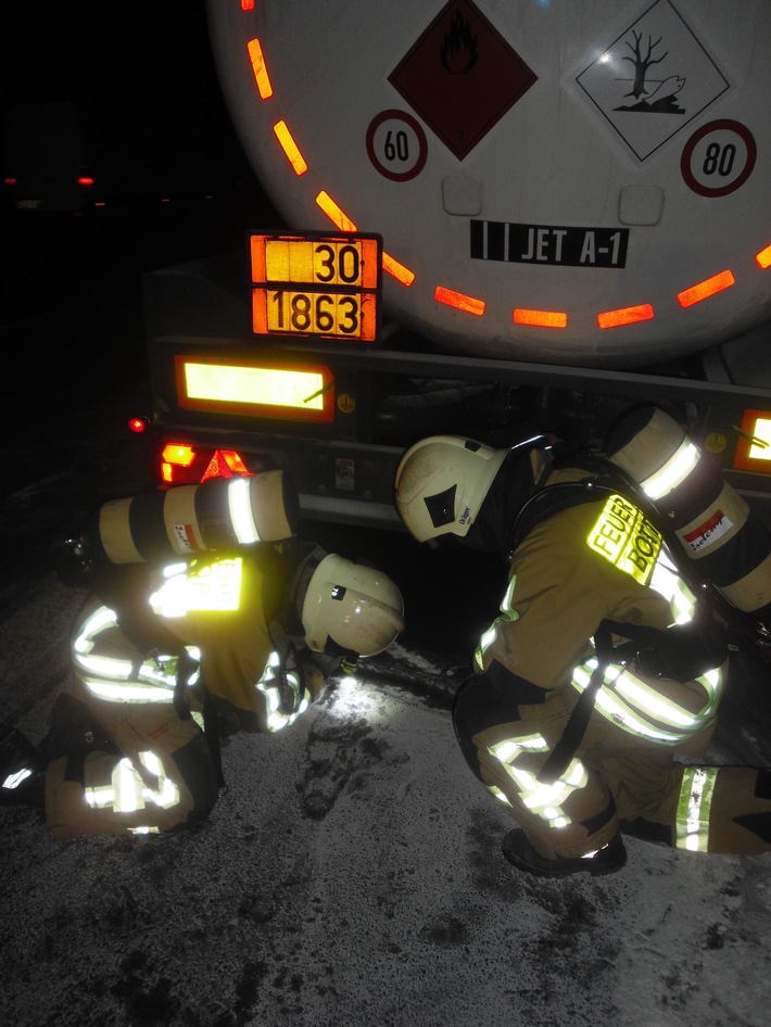 FW-BOT: Bottrop; Reifenbrand an Tanklastzug mit 34.000 Litern Kerosin