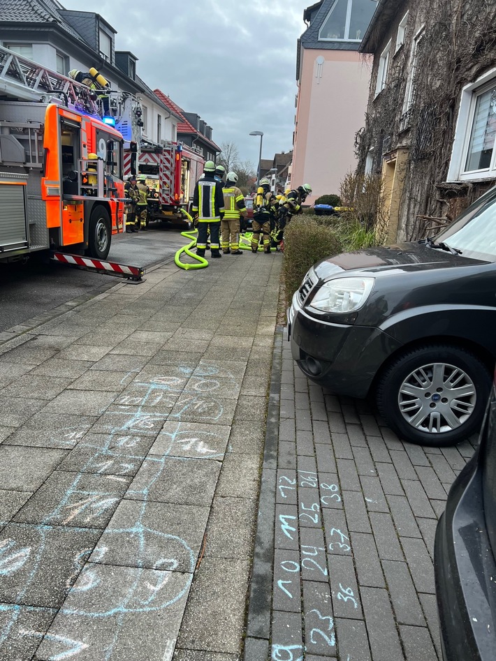 FW-E: Brand in Dachgeschosswohnung - Keine Verletzten