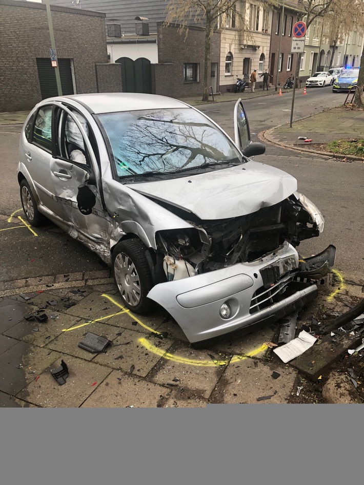 POL-DU: Hamborn: Vorfahrt genommen - zwei Verletzte, zwei Autos mit Totalschaden und ein kaputtes Verkehrsschild
