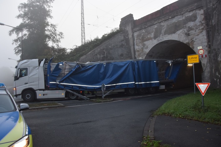 POL-HF: Verkehrsunfall mit hohem Sachschaden -
Großer LKW kollidiert mit Brücke