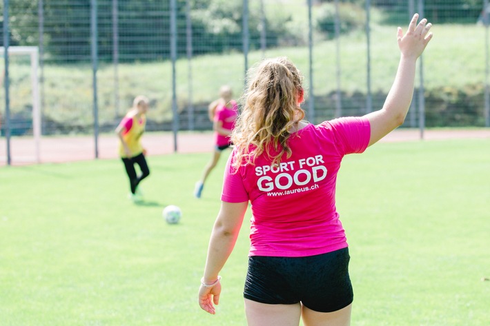 Mercedes-Benz Händler spenden im Rahmen der Aktion 10 FOR THE KIDS über 200