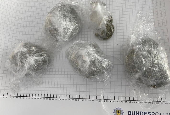 BPOL NRW: &quot;Da liegt ein wenig Betäubungsmittel rum&quot; - Mann zeigt Bundespolizisten Drogenversteck