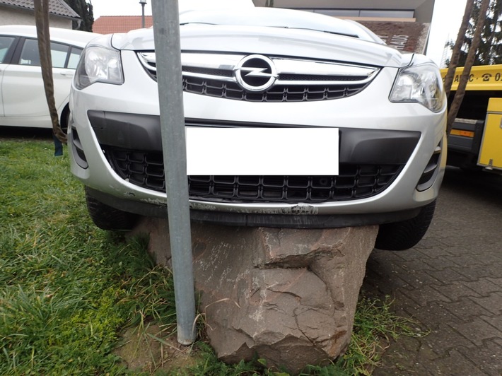 POL-PDKH: PKW auf Stein geparkt