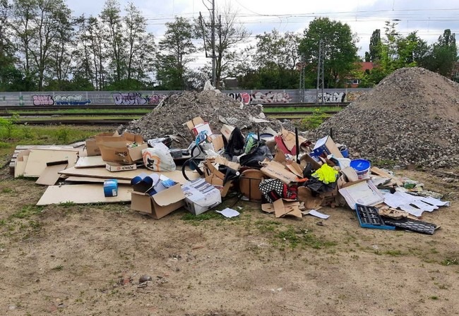 BPOL-H: Mann lädt Müll auf Bahngelände ab - Persönliche Briefe überführen Müllsünder