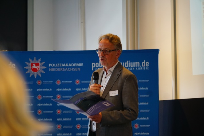 POL-AK NI: An der Polizeiakademie Niedersachsen diskutierten vom 10. - 12. Juli Polizeihistorikerinnen und Polizeihistoriker über die zentrale Frage: Wie verändert sich Polizei in demokratischen Gesellschaften?