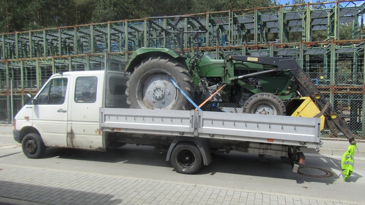 POL-PDKL: Traktor geladen - Gesamtgewicht deutlich überschritten