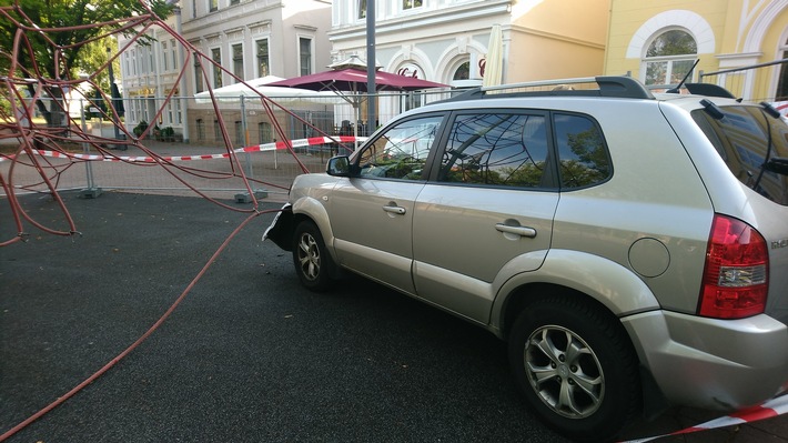 POL-WHV: Mit entwendetem Pkw in Varel verunfallt (FOTO) - Fahrzeugführer hatte außerdem 2,63 Promille und keine Fahrerlaubnis