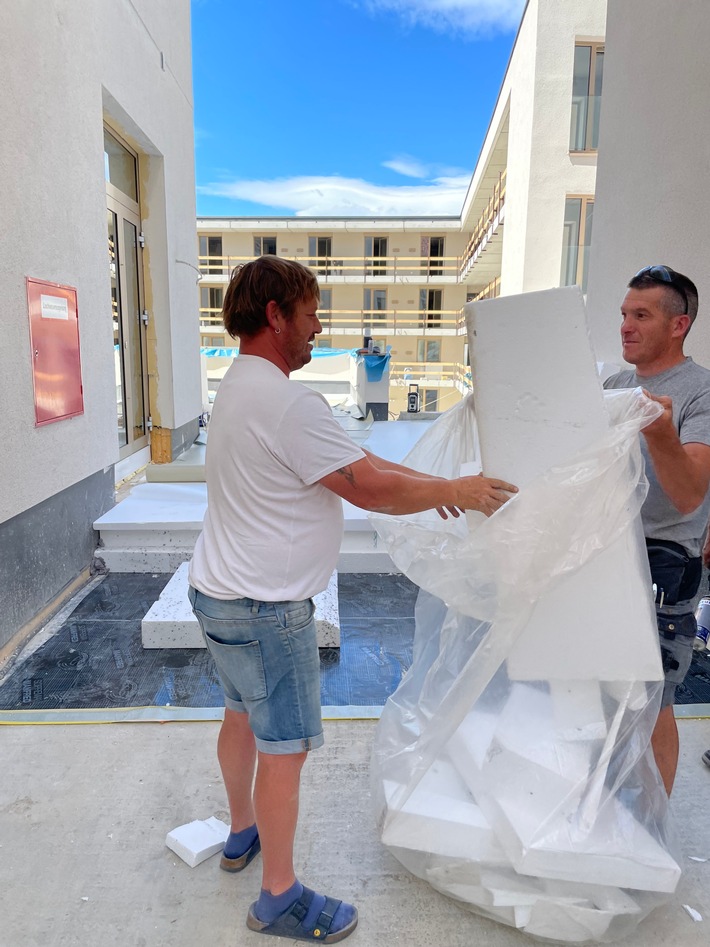 Recycling-Praxis bei IVH-Mitgliedern_Einsammeln von EPS-Verschnittresten auf der Baustelle-Rückf.JPG