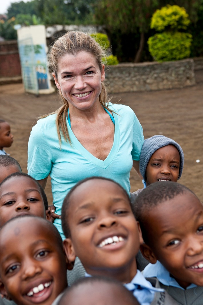 Anke Engelke und Fortuna Düsseldorf rufen zum Weltmalariatag auf: "Malaria. Wir haben was dagegen!" (BILD)