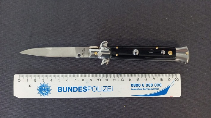 BPOL NRW: Bundespolizei stellt 14-Jährigen im Gleis mit Springmesser