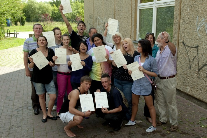 Supererfolg für "Die Superlehrer": Elf Schüler schaffen den Hauptschulabschluss / Die finale Folge am Montag, 17. August 2009, um 20.15 Uhr in Sat.1