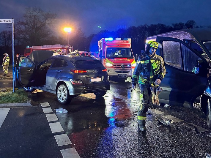 FW Hünxe: Verkehrsunfall, drei Verletzte