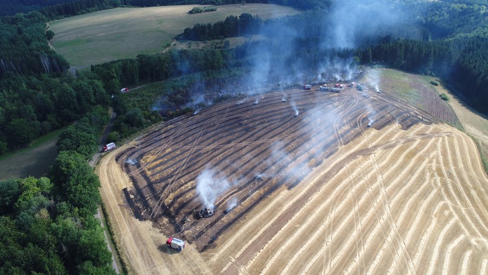 POL-PDWIL: Wald- und Flächenbrand in Schönecken infolge eines Brandes einer Heuballenpresse