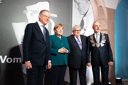 Dr. Angela Merkel: &quot; Ein wichtiges Jahr und ein wichtiges Jubiläum für Ottobock und Deutschland. &quot;