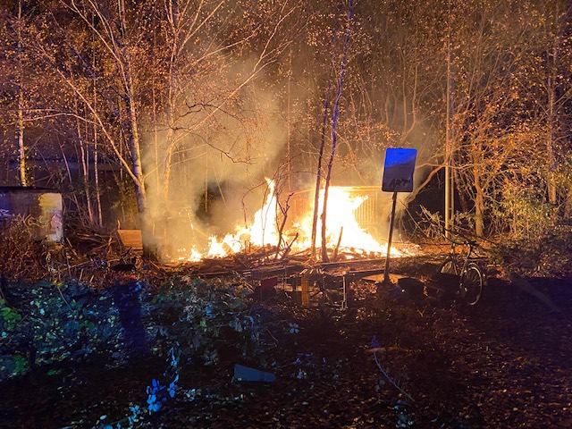 FW-DO: Pförtnerhäuschen steht in Vollbrand, Obdachloser kommt mit leichten Verletzungen ins Krankenhaus