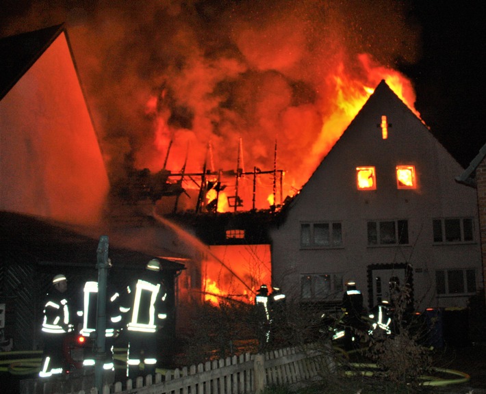 POL-HX: Wohnhaus und Scheune ausgebrannt