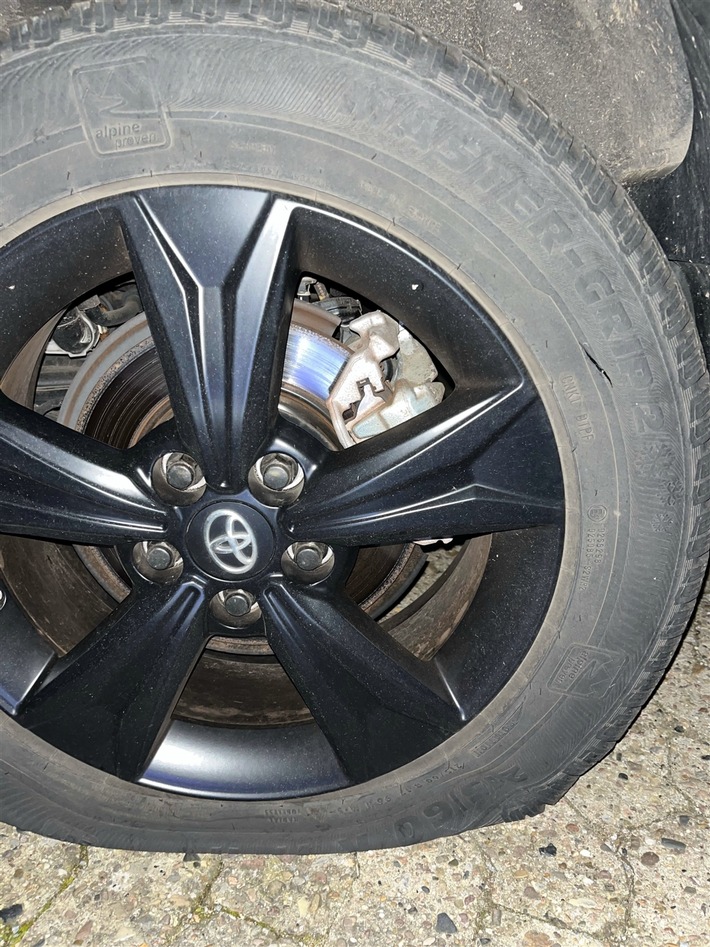 POL-MI: Sachbeschädigung an drei geparkten Pkw - Polizei sucht Zeugen