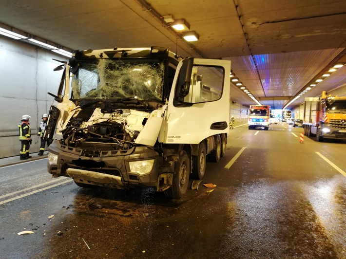 POL-VDMZ: LKW Unfall führt zu erheblichen Verkehrsbeeinträchtigungen im Rhein-Main-Gebiet
