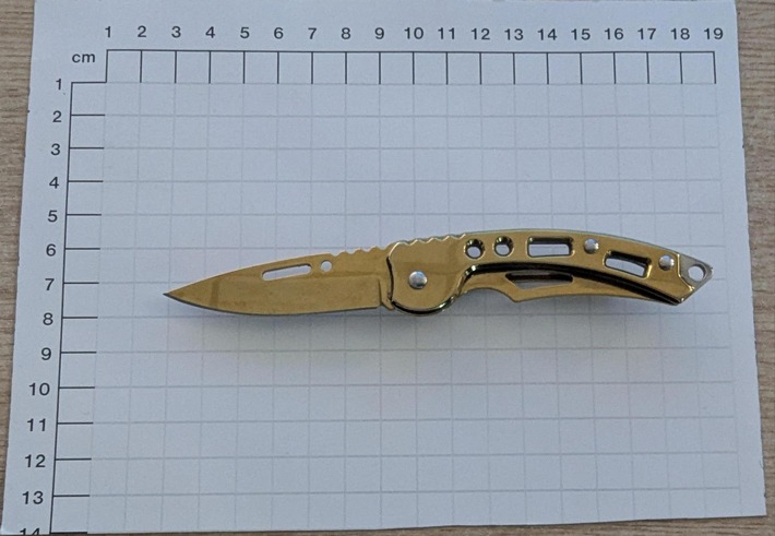 BPOL NRW: Mit Messer durch den Hauptbahnhof: Bundespolizei beschlagnahmt Einhandmesser.