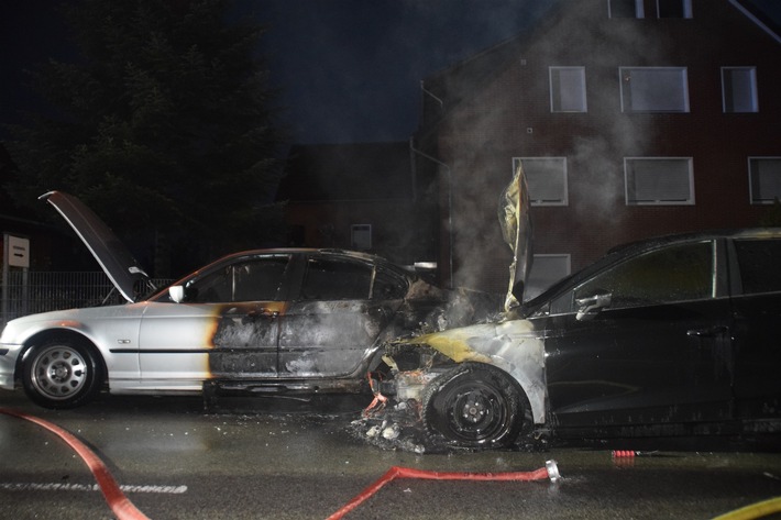POL-HF: Zwei Autos nach Unfall in Brand geraten - Verkehrsunfall auf der Ellerbuscher Straße