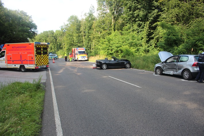 POL-ME: Drei Verletzte nach schwerem Verkehrsunfall - Ratingen - 2107050