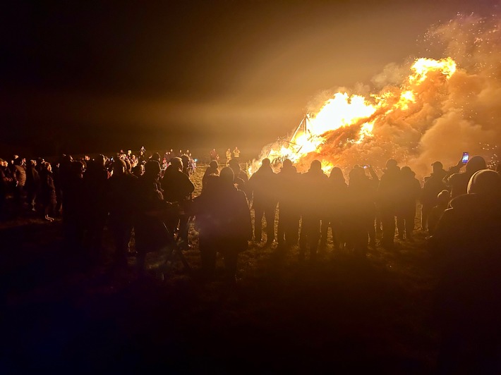 FW Weinheim: Fastnachtshaufen in Oberflockenbach häJugendfeuerwehr hält an fest